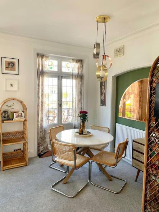סאות'אנד און סי 3 Bedroom Spacious Seaside Apartment With Estuary Views מראה חיצוני תמונה