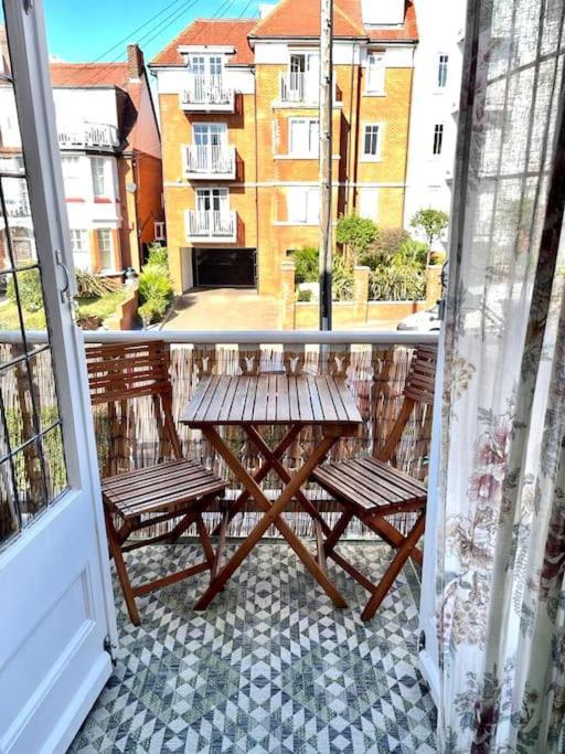 סאות'אנד און סי 3 Bedroom Spacious Seaside Apartment With Estuary Views מראה חיצוני תמונה